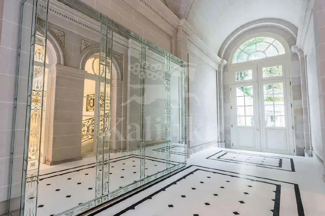 Mansion 1737 m² — France